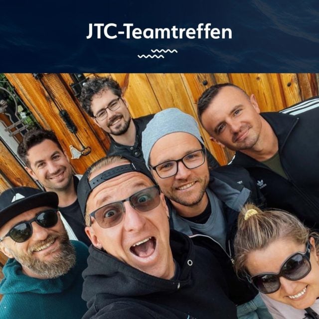 Die letzten 5 Tage ging es für uns in eine Hütte mitten in der Natur zum ersten Team-Treffen seit CoVid - ein wahnsinnig schönes Gefühl! 🥳 Zum einen wurden natürlich große Themen wie der Segelsommer 2023 oder die After-Sail-Party 2022 besprochen, zum anderen war es einfach wunderschön, uns nach so langer Zeit wieder in die Arme fallen zu können. 🎊 Wenn wir gerade nicht die Köpfe qualmen ließen, haben wir uns die Zeit mit leckerem Grillen, ausgedehnten Wanderungen oder bei Gesprächen am Lagerfeuer vertrieben. Am letzten Abend gab es auch noch selbstgemachte Krapfen - ein Traum (Danke Madse 😍)! Da wir als Team komplett remote arbeiten, sind solche Treffen immer sehr wichtig für uns und jedes mal aufs Neue merkt man, wie perfekt wir als Team harmonieren - sowohl arbeitstechnich als auch menschlich. 🙌

Wir freuen uns schon sehr darauf, euch sehr zeitnah coole News geben zu können!