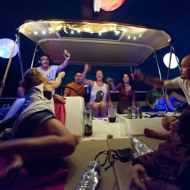 Ein paar Ballons machen aus einer Yacht zwar noch keinen Club - aber es ist verdammt nah dran, oder? 😂 Mit wem hattet ihr eure beste Bootsparty?
_____
www.join-the-crew.com

#yacht #yachtleben #party #feiern #mitfreunden #ballons #crewlove #geburtstag #silvester #beisammen #feierei