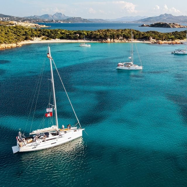Bei einem Urlaub auf einer Yacht taucht man in eine ganz eigene Welt ab. Für eine Woche scheint es so, als würde der Alltag zu Hause stillstehen und jegliche Verbindung zu allem, was einem sonst stresst, reißt ab. Es gibt nur noch das weite Meer, die beeindruckende Natur und Menschen um dich herum. Und dieses Gefühl ist einfach der Wahnsinn! 😍
_____
www.join-the-crew.com